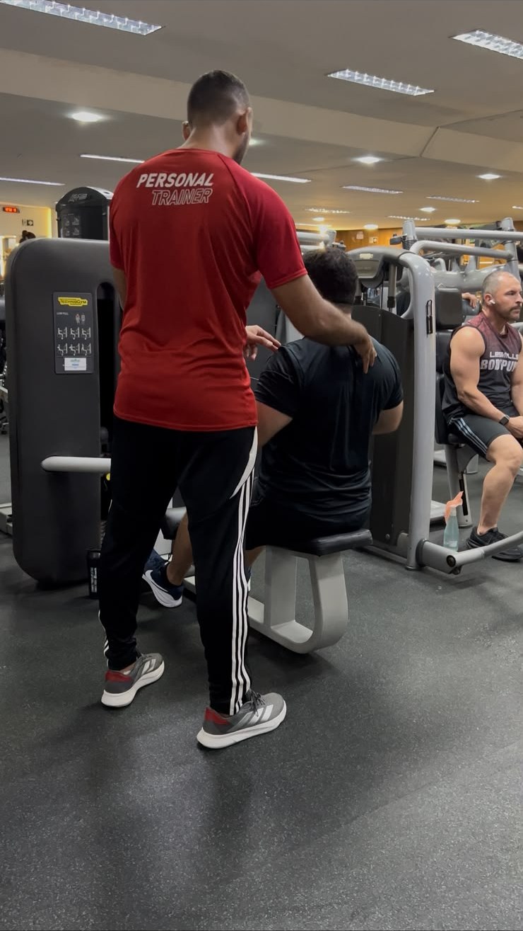 Lucas Rodrigo acompanhando um aluno durante o exercício
